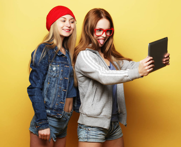 two hipster girls friends taking selfie with digital tablet - Foto, Bild