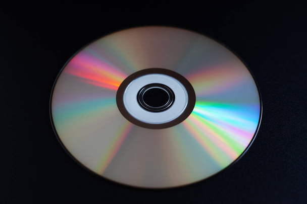 rzadka płyta CD z muzyką na ciemnym tle - Zdjęcie, obraz