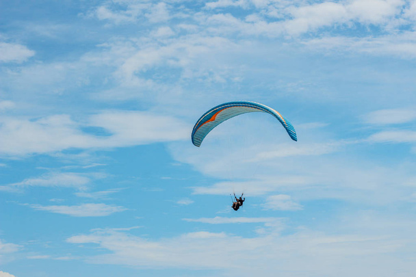 Paraglider flying sport, wing in blue sky - Foto, Imagem