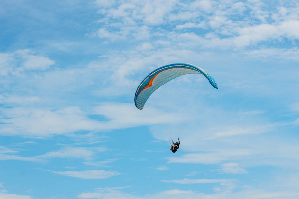 Paraglider flying sport, wing in blue sky - Foto, imagen