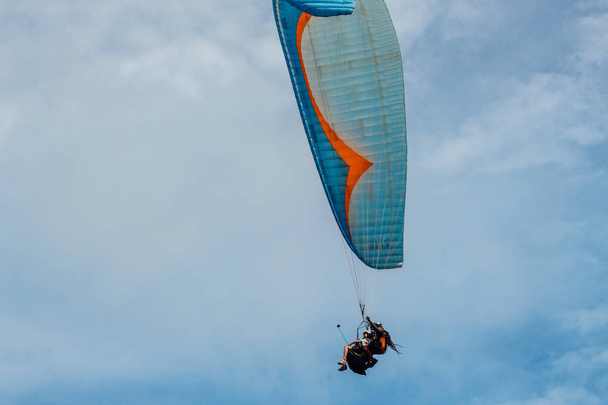 Parapendio volante sport, ala nel cielo blu
 - Foto, immagini