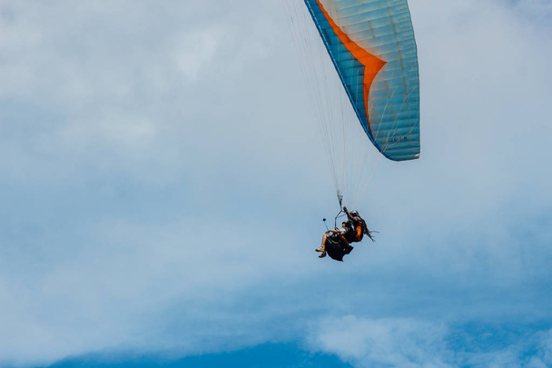 Paraglider flying sport, wing in blue sky - Foto, afbeelding