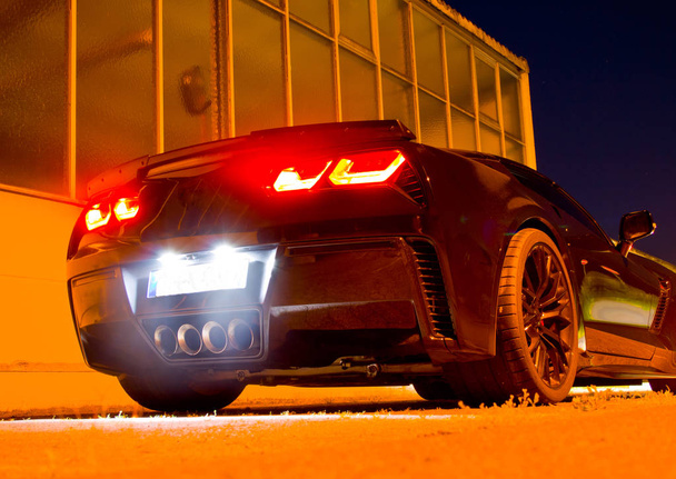 uns Sportwagen bei Nacht mit leuchtenden Rückleuchten - Foto, Bild
