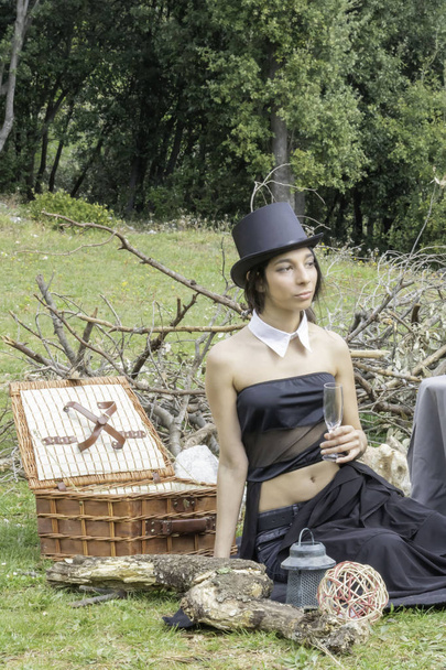 Fiatal nő egy nagyon elegáns ruhát egy Vintage boho elegáns piknik, Belle Epoque - Fotó, kép