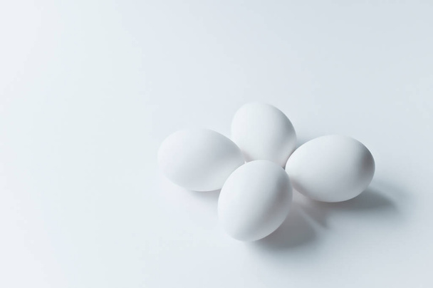 Белое яйцо на белом фоне
 - Фото, изображение