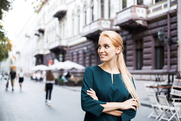 Portrait de femme d'affaires heureuse regardant confiant. Rue européenne, elle marche seule après la conférence de réunion de travail, attendant son partenaire d'affaires
 - Photo, image