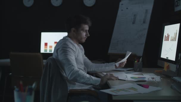 Empresário sobrecarregado jogando papel de documento com dados econômicos no escritório
  - Filmagem, Vídeo