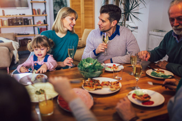 Çoklu nesil aile evde yemek masası etrafında keyfi - Fotoğraf, Görsel