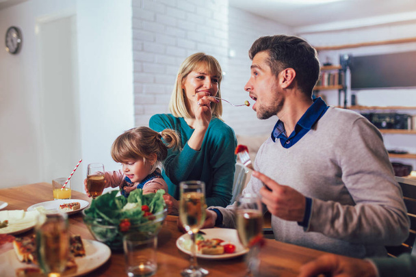 Szczęśliwa rodzina o posiłek w kuchni w domu - Zdjęcie, obraz