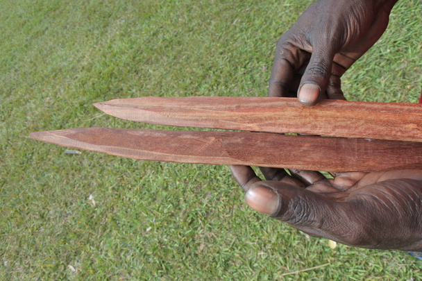 Indígenas australianos artesanos aborígenes haciendo una Au Pair de madera
 - Foto, imagen