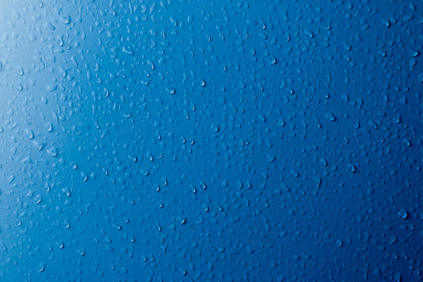 Καθαρές σταγόνες νερού σε μπλε επιφάνεια. Αφηρημένο φόντο. - Φωτογραφία, εικόνα
