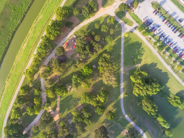 Luftaufnahme belebte Parkplätze am Leitpfad des Stadtparks mit Spielplatz, Weg in Houston - Foto, Bild