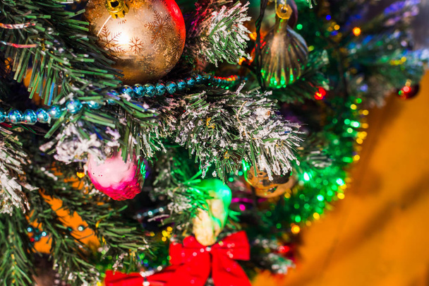 Weihnachtsschmuck am Weihnachtsbaum in Nahaufnahme - Foto, Bild