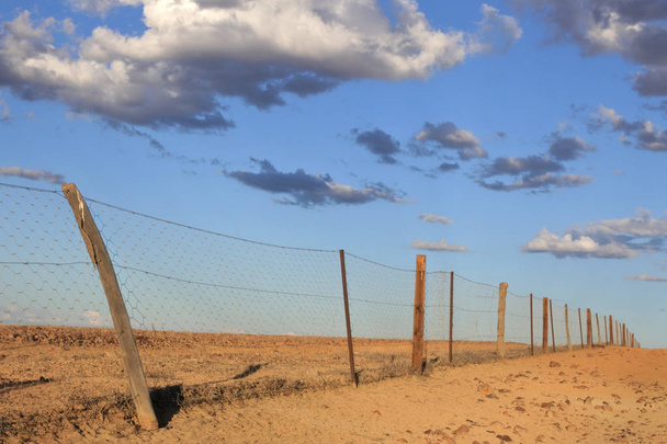 Dingó kerítés közel Coober Pedy Dél-Ausztrália Outback - Fotó, kép