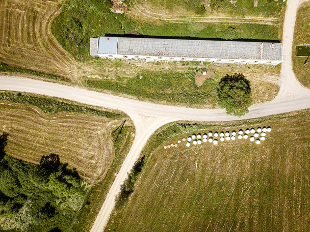 landweg in groene bos en velden drone luchtfoto - Foto, afbeelding