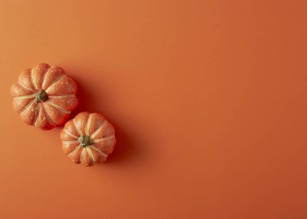Декорации тыкв на оранжевой бумаге
 - Фото, изображение