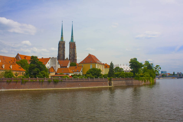 Wroclaw, Polonya - 18 Haziran 2019: Wroclaw'daki Oder Nehri ve Vaftizci Yahya Katedrali manzarası - Fotoğraf, Görsel
