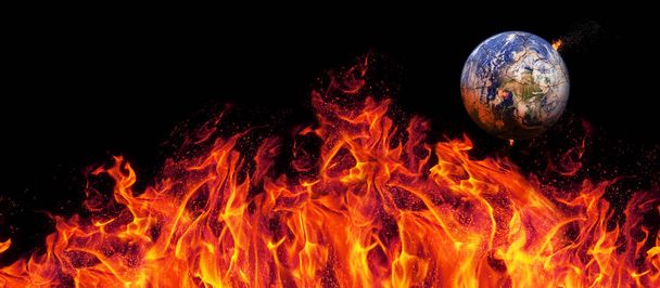 Панорама Апокалипсиса, земля разрушена взрывающимся солнцем. Конец Времени. Научная фантастика. Элементы этого изображения предоставлены НАСА. - Фото, изображение
