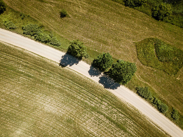 venkovská silnice v zeleném lese a pole, obraz vzduchu - Fotografie, Obrázek