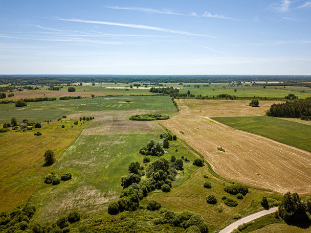 landweg in groene bos en velden drone luchtfoto - Foto, afbeelding