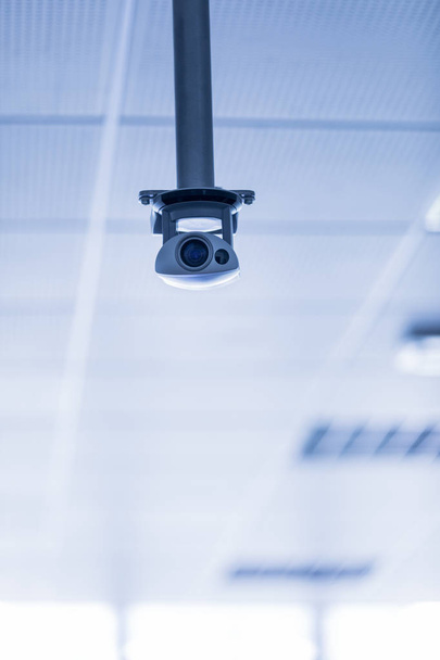 Caméra de surveillance suspendue au plafond
 - Photo, image
