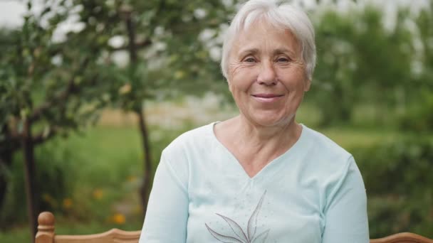 Πορτραίτο μιας παλιάς γυναίκας στη φύση - Πλάνα, βίντεο