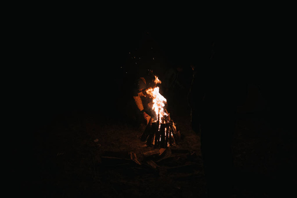Gyönyörű tűz az erdőben, fekete alapon. - Fotó, kép