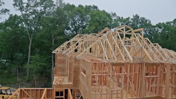 Σπιτιού ξύλινων πλαισίων για μια εξελισσόμενη σπίτι μια νέα ανάπτυξη ξυλεία - Πλάνα, βίντεο