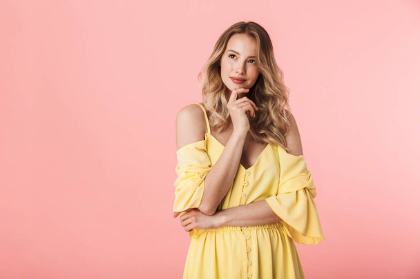 Happy young blonde woman posing isolated over pink wall background. - Foto, afbeelding