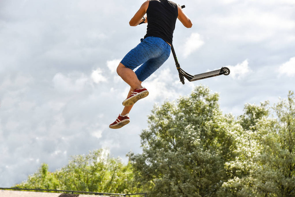 Teen fährt auf einem extremen Roller - Foto, Bild