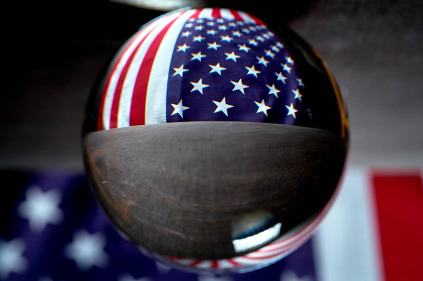 прапор США на чорному тлі, видимому через скляну кулю
 - Фото, зображення