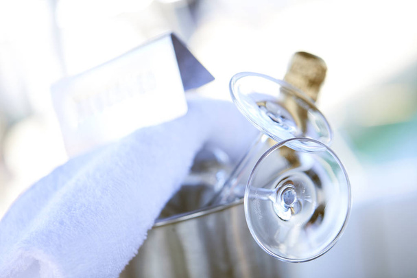 Ρομαντική πολυτέλεια βράδυ στο γιοτ κρουαζιέρα με σαμπάνια ρύθμιση, άδειο γυαλιά και ένα μπουκάλι με σαμπάνια  - Φωτογραφία, εικόνα