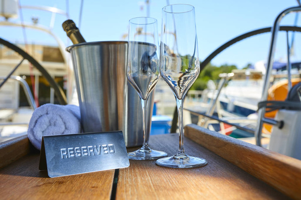 Романтичний розкішний вечір на круїзній яхті з шампанським, порожні окуляри та пляшка з шампанським
  - Фото, зображення
