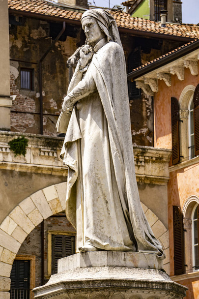 Вид на пам'ятник поета Данте Аліг'єрі в Пьяцца деї Сінорі в Вероні, Італія - Фото, зображення