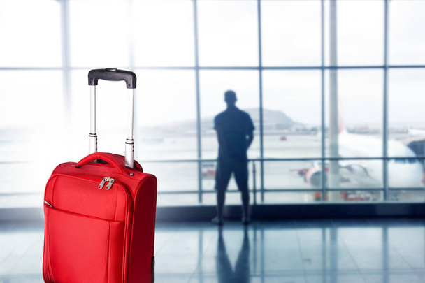 βαλίτσα στο αεροδρόμιο, μεταφορά και ταξίδια - Φωτογραφία, εικόνα