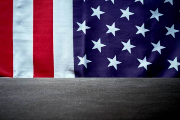 zwarte houten plank op de Amerikaanse vlag achtergrond - Foto, afbeelding