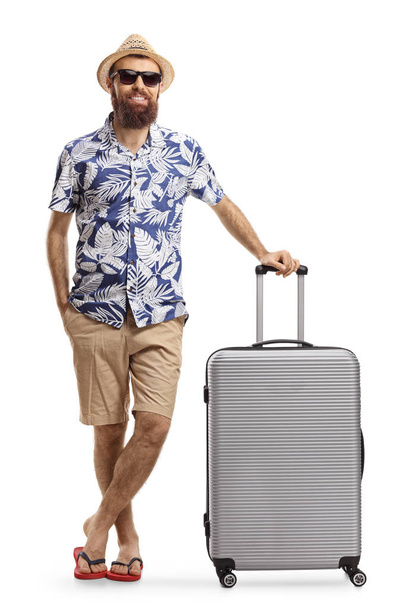 Μουσάτος άνθρωπος τουρίστας ποζάρει με μια βαλίτσα - Φωτογραφία, εικόνα