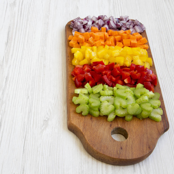 Posiekane świeże warzywa (marchew, seler, czerwona cebula, papryka) ar - Zdjęcie, obraz