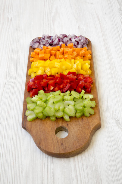 みじん切り新鮮野菜(ニンジン、セロリ、赤玉ねぎ、ピーマン) - 写真・画像
