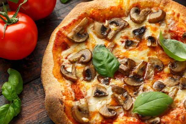 Fungo caldo Pizza con basilico, pomodori, mozzarella e parmigiano su tavola di legno. pronto da mangiare. cibo vegetariano
 - Foto, immagini