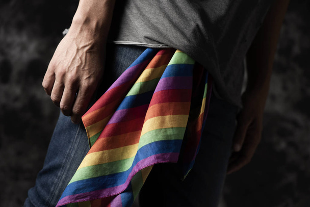 Mann mit regenbogengemustertem Taschentuch - Foto, Bild
