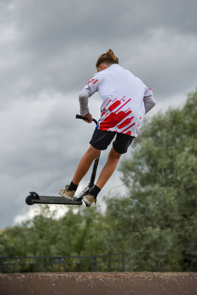Teen fährt auf einem extremen Roller. Aktiver Sport - Foto, Bild