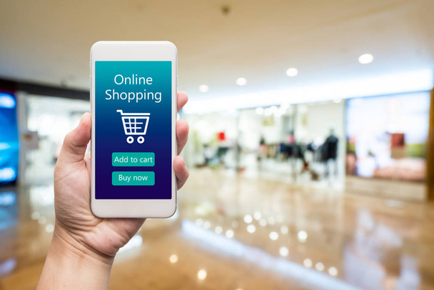 Akıllı telefon kadın elinde online alışveriş. Alışveriş merkezinde ba - Fotoğraf, Görsel