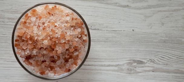 Sól morska w higrocie w szklanej misce na białym tle drewnianym, - Zdjęcie, obraz