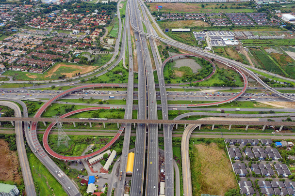 Вид с воздуха на перекрестки автомагистралей. Форма мостовых дорог 8 или
 - Фото, изображение