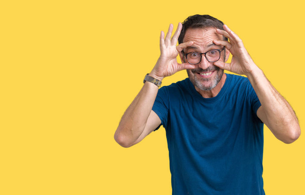Brunetě středního věku otřepané starší muž wearin brýle izolované pozadí snaží otevřít oči prsty, ospalá a unavená pro ranní únava - Fotografie, Obrázek