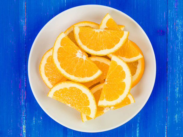 Taze kesilmiş sulu portakal dilimleri veya kesimleri - Fotoğraf, Görsel