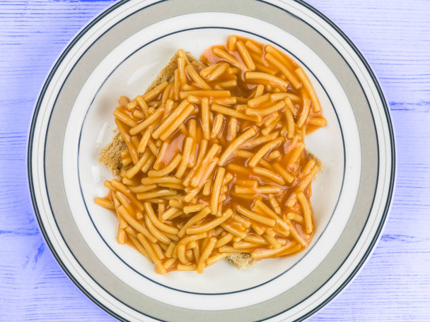 Spagetti bir tabakta kızarmış ekmek üzerinde - Fotoğraf, Görsel
