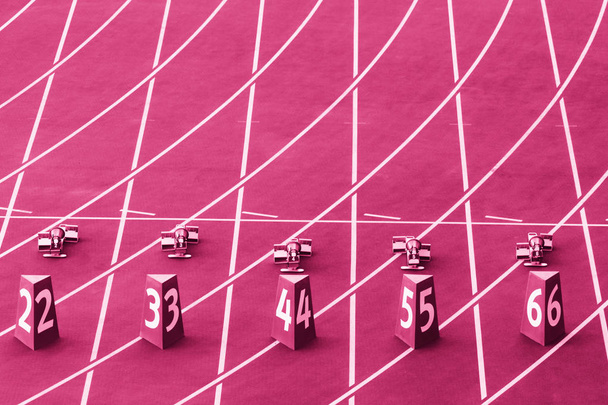Kezdő blokkok a pálya és a mező. Rózsaszínű színszűrő - Fotó, kép