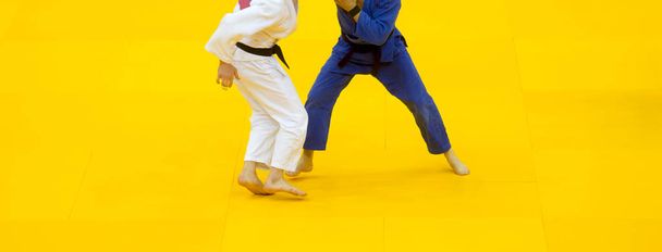 Δύο μαχητές τζούντο με λευκή και γαλάζια στολή..  - Φωτογραφία, εικόνα